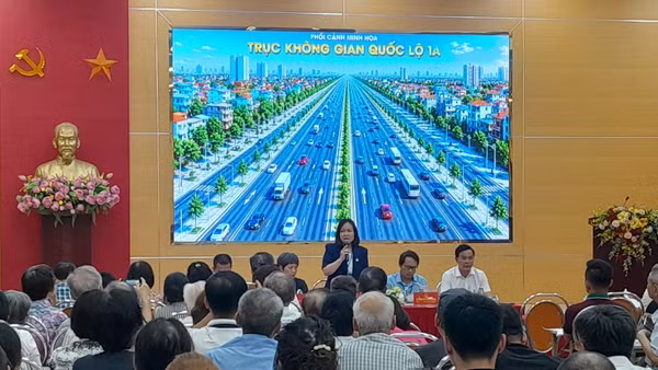Quang cảnh hội nghị công bố dự án và chính sách bồi thường, hỗ trợ, tái định cư dự án trục không gian Quốc lộ 1A tại phường Kim Liên.