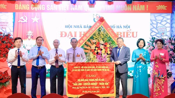 Lãnh đạo Thành ủy Hà Nội tặng bức trướng của thành phố Hà Nội chúc mừng Hội Nhà báo thành phố Hà Nội. (Ảnh: THÁI QUANG)