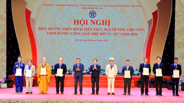 Lãnh đạo Thành ủy Hà Nội trao tặng danh hiệu "Công dân Thủ đô ưu tú" cho 9 cá nhân. (Ảnh: Thái Quang).