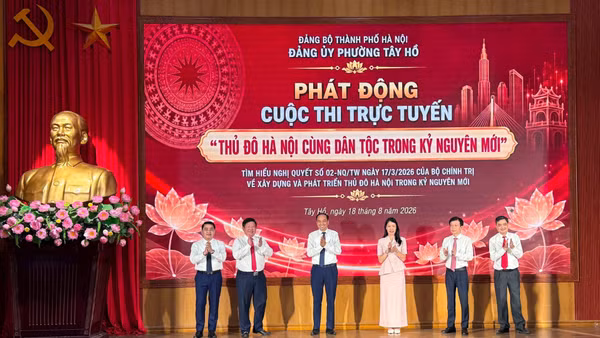 Các đại biểu phát động cuộc thi trực tuyến “Thủ đô Hà Nội cùng dân tộc trong kỷ nguyên mới”. (Ảnh: NGỌC TÚ)