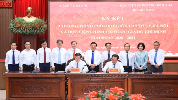Giám đốc Học viện Chính trị quốc gia Hồ Chí Minh Đoàn Huấn và Bí thư Thành ủy Hà Nội Trần Đức Thắng ký kết chương trình phối hợp giai đoạn 2026-2031. (Ảnh: THÁI QUANG)