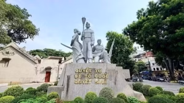 Tượng đài “Quyết tử để Tổ quốc quyết sinh". (Ảnh: Ban Quản lý di tích và danh thắng Hà Nội)