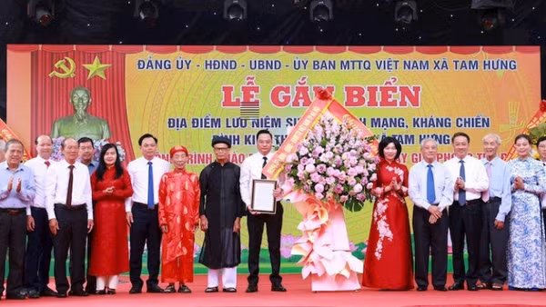 Lãnh đạo thành phố Hà Nội trao quyết định Di tích cách mạng kháng chiến đình Kim, chúc mừng Đảng bộ, chính quyền và nhân dân xã Tam Hưng. (Ảnh: VĂN TUYẾN)