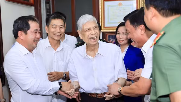 Bí thư Thành ủy Hà Nội thăm hỏi, chúc sức khỏe đồng chí Đặng Quân Thụy. (Ảnh: THÁI QUANG)