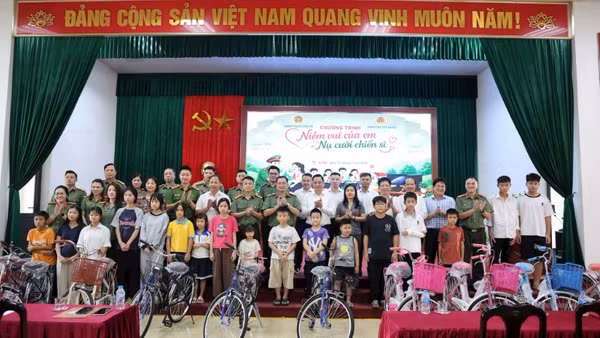 Các đơn vị và xã Tam Hưng tặng quà cho các em học sinh là con gia đình chính sách.
