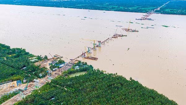 Cầu Đại Ngãi 1 bắc qua sông Hậu sau 1 năm thi công.