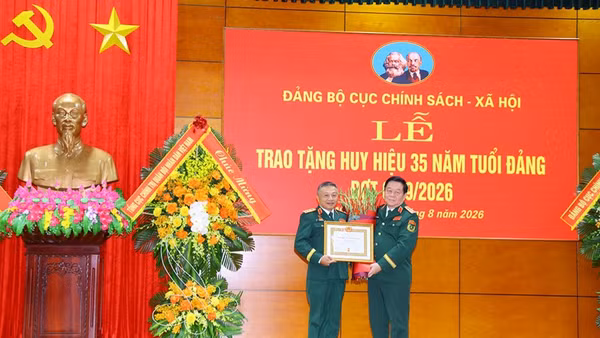 Đại tướng Nguyễn Trọng Nghĩa trao Huy hiệu 35 năm tuổi Đảng tặng Thượng tướng Lê Quang Minh. (Nguồn ảnh: bqp.vn)