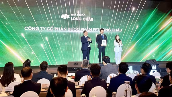 Hệ thống Nhà thuốc và Tiêm chủng Long Châu nhận chứng nhận Top 50 Doanh nghiệp Dẫn đầu về ESG Việt Nam 2026. (Ảnh: HOÀNG KHÁNH)