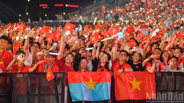 Đông đảo khán giả có mặt tại Khu đô thị Vạn Phúc cùng hòa nhịp với các cung bậc cảm xúc của "Tổ quốc trong tim" 2026.
