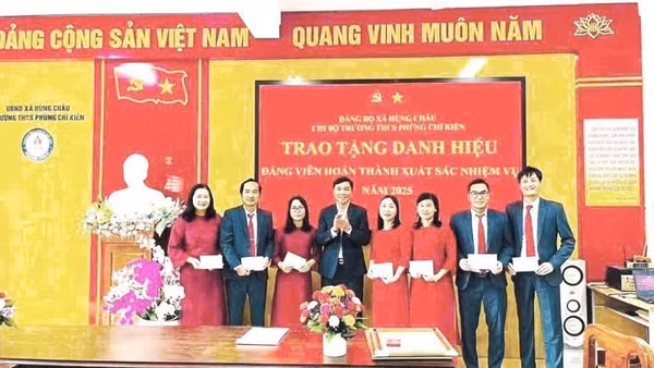Chi bộ Trường trung học cơ sở Phùng Chí Kiên khen thưởng đảng viên có thành tích xuất sắc trong công tác.