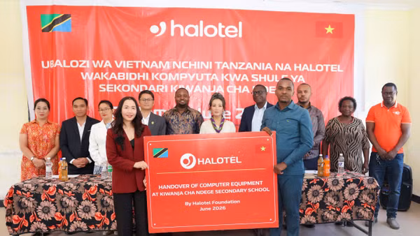 Đại sứ quán Việt Nam tại Tanzania và Halotel trao tặng phòng máy tính cho trường Kiwanja cha Ndege Dodoma CC.