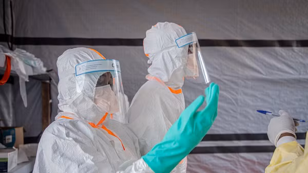 Nhân viên y tế làm việc tại trung tâm điều trị Ebola ở Bunia, tỉnh Ituri, Cộng hòa Dân chủ Congo. (Ảnh: THX/TTXVN)