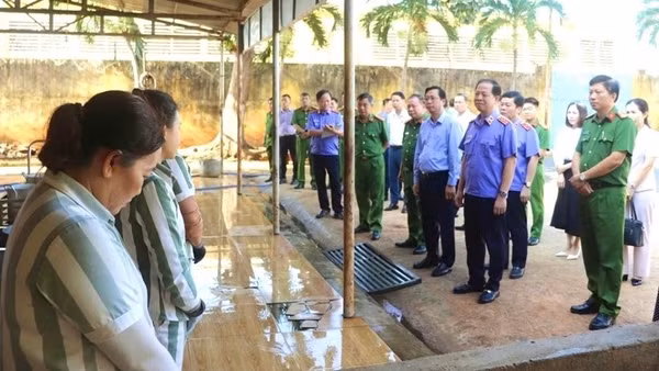 Đoàn công tác của Viện Kiểm sát nhân dân tối cao kiểm tra việc chấp hành pháp luật tại Trại tạm giam số 1, Công an tỉnh Đắk Lắk. (Ảnh: Báo Bảo vệ pháp luật)