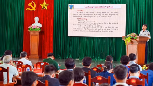 Báo cáo viên Cảnh sát biển tuyên truyền cho ngư dân Long Hải. (Ảnh: Cảnh sát biển cung cấp)