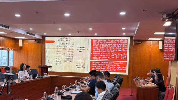 Chương trình tập huấn về quy định Hợp đồng lao động điện tử tại Bộ Nội vụ. (Ảnh: Hoài Thu)