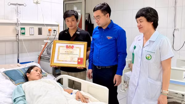 Trung ương Đoàn trao Bằng khen và Huy hiệu "Tuổi trẻ dũng cảm" tặng cô giáo Hoàng Thị Hiền. (Ảnh: Tỉnh đoàn Nghệ An) 