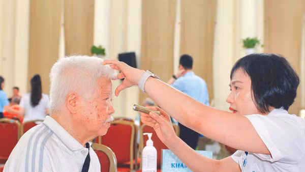 Quy hoạch mạng lưới cơ sở y tế mới chú trọng phát triển các lĩnh vực ưu tiên cho chăm sóc sức khỏe người cao tuổi, thích ứng già hóa dân số. (Ảnh: HOÀNG TRANG)