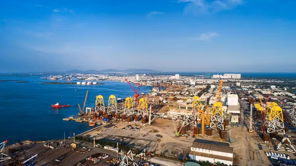 Phát triển công nghiệp và công nghệ phục vụ các công trình trên biển là một trong những nền tảng để nâng cao năng lực kinh tế biển (Ảnh: PVN)