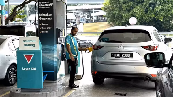 Một trạm xăng dầu của Petronas tại Kuala Lumpur. (Ảnh: TTXVN)