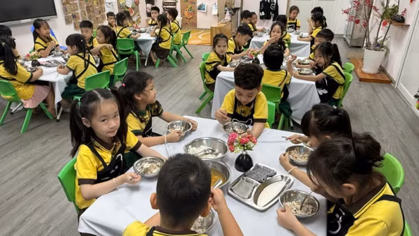 Các em học sinh trên địa bàn thành phố Hà Nội ăn cơm tại trường học (Ảnh: VÂN VÂN)