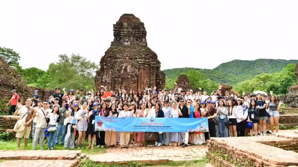 Thanh niên, sinh viên kiều bào tiêu biểu tham gia Trại hè Việt Nam. (Ảnh: Ủy ban Nhà nước về người Việt Nam ở nước ngoài cung cấp)