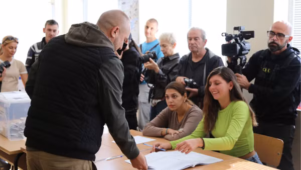 Cử tri Bulgaria bỏ phiếu trong cuộc bầu cử Tổng thống tại điểm bầu cử ở Sofia ngày 25/10/2026. Ảnh: THX/TTXVN