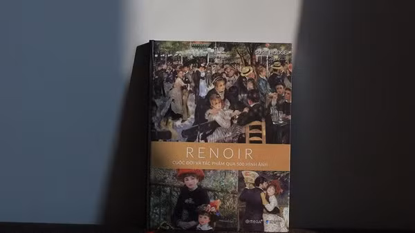 Cuốn sách “Renoir: Cuộc đời và tác phẩm qua 500 hình ảnh”. (Ảnh: Omega+)