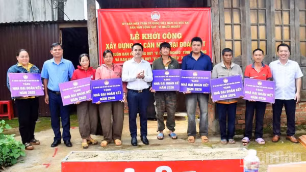 Ủy ban Mặt trận Tổ quốc Việt Nam xã Đức An (Lâm Đồng) tổ chức khởi công xây dựng 13 căn nhà Đại đoàn kết cho các hộ nghèo, hộ cận nghèo có khó khăn về nhà ở trên địa bàn.