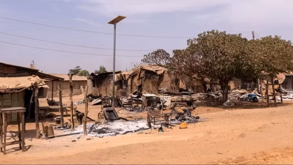 Cảnh tàn phá khi các tay súng tấn công và phóng hỏa ở khu vực Woro và Nuku ở bang Kwara, Nigeria. (Ảnh: Anadolu Agency/TTXVN)