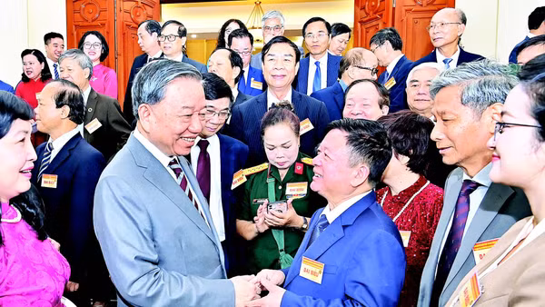 Tổng Bí thư Tô Lâm với các đại biểu trí thức, nhà khoa học, văn nghệ sĩ, ngày 6/8/2025. (Ảnh ĐĂNG KHOA)