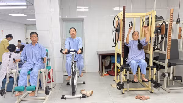 Người bệnh điều trị tại Bệnh viện đa khoa Hòe Nhai (Sở Y tế Hà Nội) tập phục hồi chức năng trong quá trình điều trị bằng y học cổ truyền. (Ảnh: KHÁNH HUY)