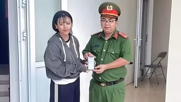 Chị Lê Thị Lan trao trả lại số tiền chuyển nhầm. (Ảnh: Công an tỉnh Thanh Hóa)