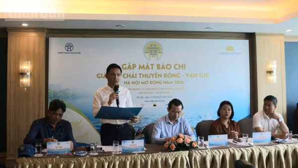 Ban tổ chức công bố các hoạt động tại Giải Bơi chải thuyền rồng-ván SUP Hà Nội. (Ảnh: GIANG NAM)