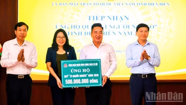 Đại diện lãnh đạo Ngân hàng Chính sách-Xã hội trao 500 triệu đồng ủng hộ Quỹ "Vì người nghèo" tỉnh Điện Biên năm 2026. (Ảnh: LÊ LAN)