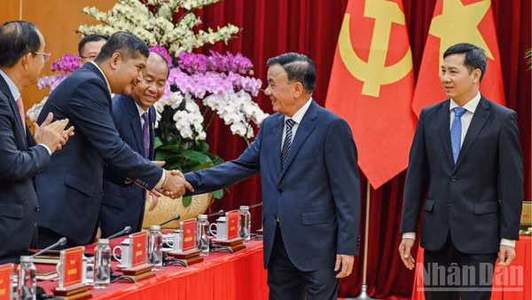 Thường trực Ban Bí thư Trần Cẩm Tú tiếp đoàn lãnh đạo trẻ Đảng Nhân dân Campuchia do đồng chí Kem Sambath, Ủy viên Trung ương Đảng, Phó Trưởng ban Đối ngoại Trung ương Đảng Nhân dân Campuchia làm Trưởng đoàn. (Ảnh: DUY LINH)