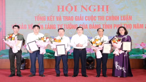 Phó Bí thư Tỉnh ủy Bùi Huy Vĩnh khen thưởng các tập thể có thành tích xuất sắc (Ảnh: HÀ HỒNG HÀ)