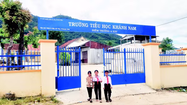Học sinh tại A Xây đã có trường lớp kiên cố, khang trang.