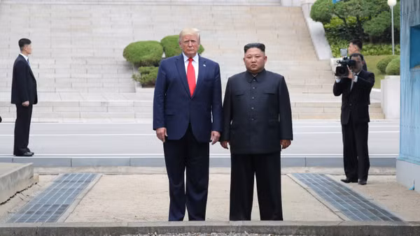 Tổng thống Mỹ Donald Trump (trái) và nhà lãnh đạo Triều Tiên Kim Jong Un tại cuộc gặp ở làng đình chiến Panmunjom, biên giới liên Triều, ngày 30/6/2019. (Ảnh: THX/TTXVN)