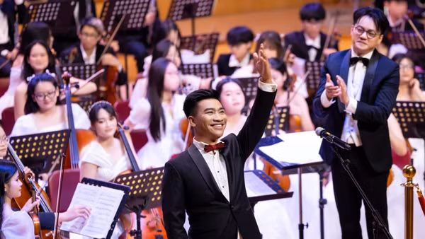 Nguyễn Khắc Hòa trong một chương trình biểu diễn của Nhà hát Nhạc Vũ kịch Việt Nam. (Ảnh: HAA)