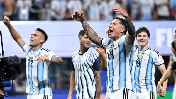 Niềm vui của các cầu thủ Argentina khi có màn lội ngược dòng không thể nào quên trong sự nghiệp. (Ảnh: THX/TTXVN)