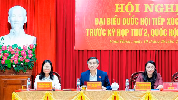 Đồng chí Đoàn Minh Huấn và các đại biểu Quốc hội tiếp xúc cử tri trước Kỳ họp thứ 2, Quốc hội khóa XVI. (Ảnh: BP)