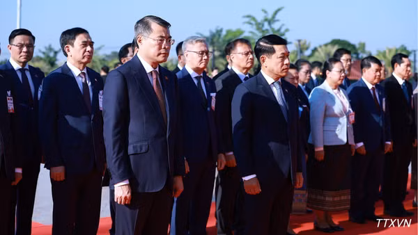 Thủ tướng Lê Minh Hưng và Thủ tướng Lào Saleumxay Kommasith dâng hoa tại Công viên Hữu nghị Lào-Việt Nam. (Ảnh: TTXVN)