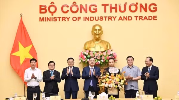 Phó Thủ tướng Thường trực Phạm Gia Túc; Bộ trưởng Công thương Lê Mạnh Hùng cùng các Ủy viên Ban Thường vụ Đảng ủy Bộ chúc mừng Thứ trưởng Bộ Công thương Nguyễn Việt Sơn. (Ảnh: Bộ Công thương)