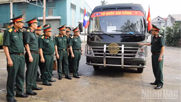 Tổng cục Hậu cần-Kỹ thuật nghiệm thu xe chuyên chở hài cốt liệt sĩ. (Ảnh: QUỲNH HƯƠNG)