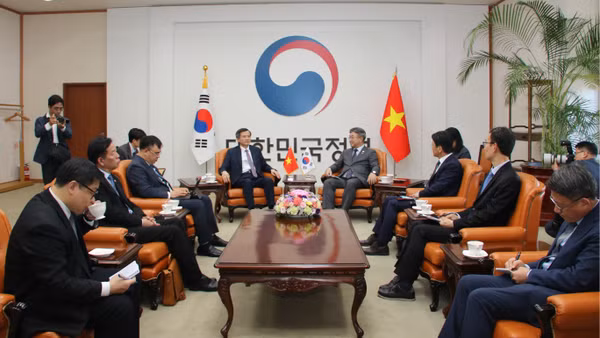 Đoàn đại biểu Học viện Chính trị quốc gia Hồ Chí Minh do đồng chí Phó Giáo sư, Tiến sĩ Đoàn Minh Huấn, Ủy viên Bộ Chính trị, Giám đốc Học viện làm Trưởng đoàn thăm và làm việc Bộ Hành chính và An toàn Hàn Quốc. (Ảnh: TTXVN) 