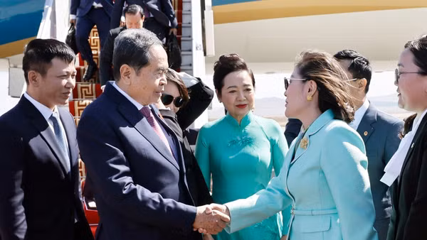 Bà J. Bayarmaa, Chủ tịch Nhóm Nghị sĩ hữu nghị Mông Cổ-Việt Nam đón Chủ tịch Quốc hội Trần Thanh Mẫn và Phu nhân tại sân bay Chinggis Khan, thủ đô Ulan Bator. (Ảnh: TTXVN)