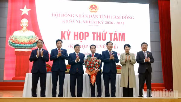 Các đồng chí Thường trực Tỉnh ủy Lâm Đồng chúc mừng đồng chí Nguyễn Bá Út, Giám đốc Sở Công thương được bầu giữ chức Phó Chủ tịch Ủy ban nhân dân tỉnh Lâm Đồng. (Ảnh: BẢO VĂN)