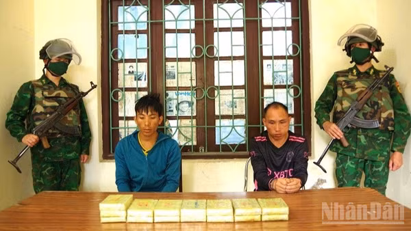 Hai đối tượng phạm tội về ma túy cùng tang vật do Bộ đội Biên phòng tỉnh Điện Biên phát hiện, bắt giữ. (Ảnh: LÊ LAN)