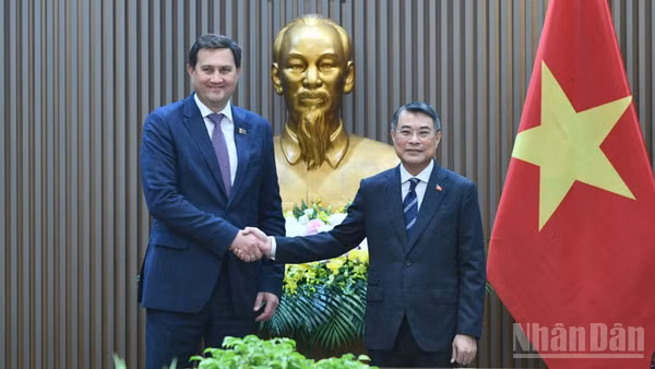 Thủ tướng Chính phủ Lê Minh Hưng tiếp Bộ trưởng Ngoại giao Cộng hòa Belarus Maxim Ryzhenkov. (Ảnh: THANH GIANG)