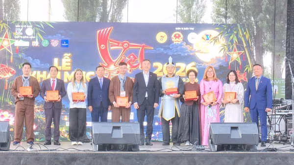 Đại sứ Dương Hoài Nam (giữa) cùng ban lãnh đạo cộng đồng người Việt tại Séc tham dự lễ khai mạc VietFest. (Ảnh: TTXVN)